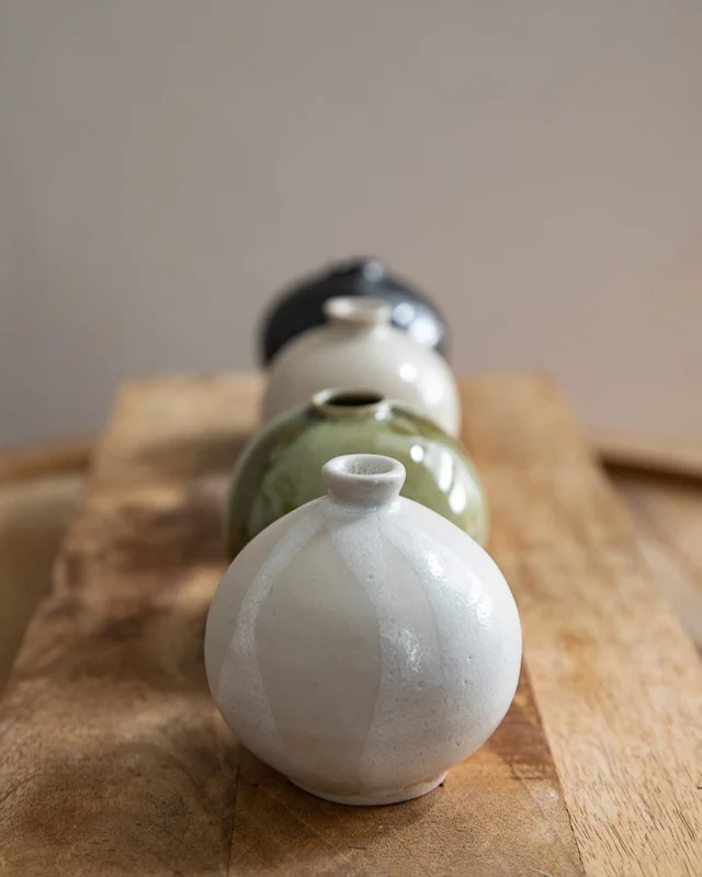 If you’ve been following me, you’ll know that I’ve been making bigger pots lately.  Well, after doing that for a while I decided to make these adorable little vases, out of just 1 pound of clay.  You can see them over the next two weeks at @makespaceoxford along with some amazing Makespace artists, including:
@melanie.gros 
@oxfordweavingstudio 
@annalockwoodart 
@kaygibbons_art.glass.sculpture 
@bespoke_alterations_oxford  It’s all part of @oxfordshireartweeks , a city wide open studio event in Oxford. 
Private view: Friday, 2nd May 6:30-8
Saturday and Sunday 3-4 May 11-5
Saturday and Sunday 10-11 May 11-5
Hope to see you there!