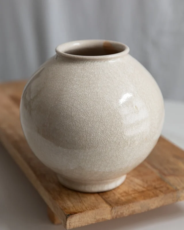 My favourite new moon jar. I love making these! 
You can see them at @makespaceoxford for @oxfordshireartweeks this weekend May3-4 and 10-11
11am-5pm
.
.
.
.
.
.
.
.
#moonjar #oxfordshireartweeks #ceramicvase #handmadepottery